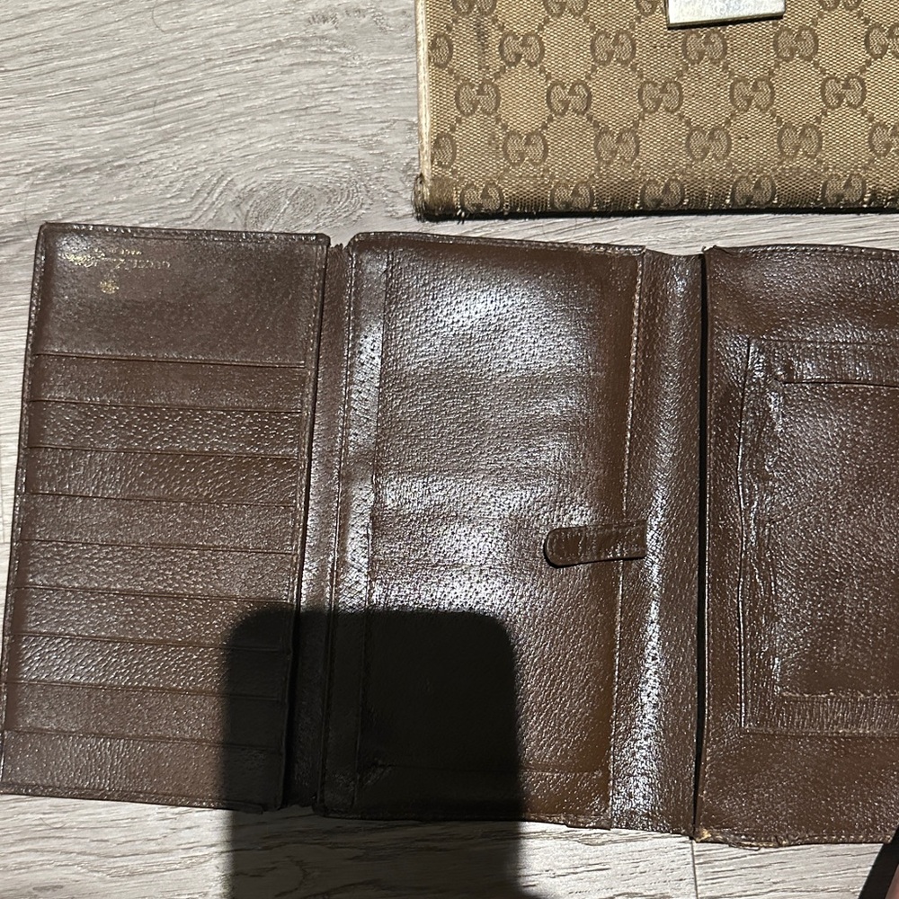 Designer Wallet Set with Signature Patterns - Picture 3 of 12